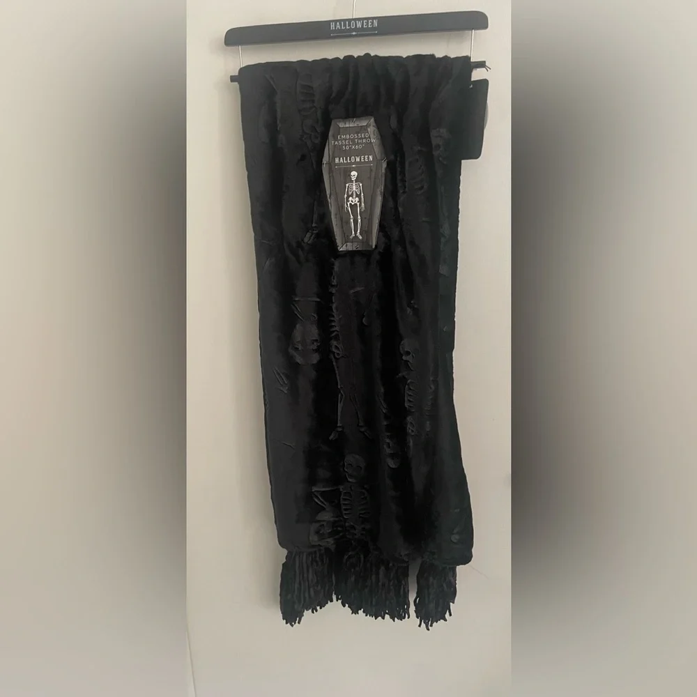 Gothic Embossed tassel throw Halloween skull and pumpkins black blanket 50x60